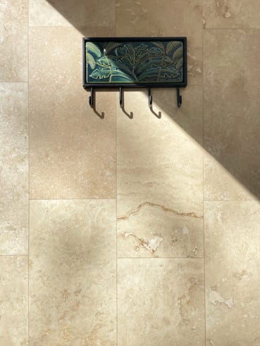 wieszak na ścianie z trawertynu